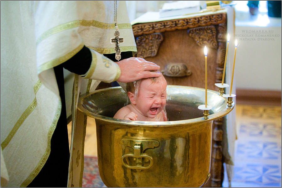 Сплю после причастия. Купель для крещения младенцев. Купель на крещение. Крещение детей в купели. Чаша для крещения младенцев.
